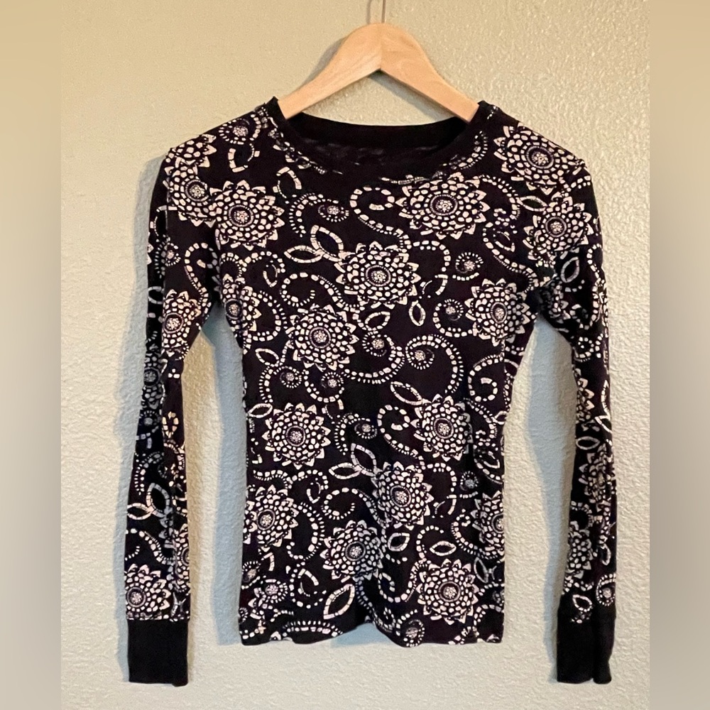 Like new black & white flower patterned long sleeve